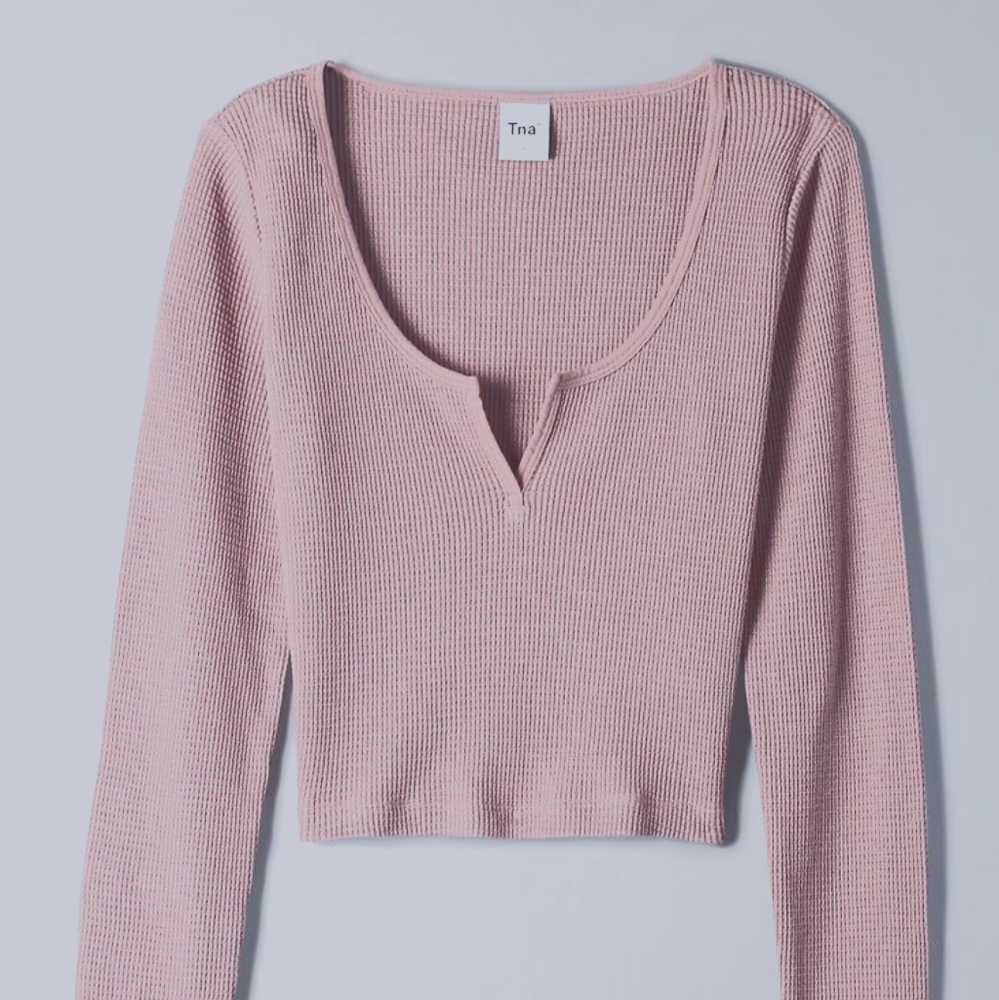 Selling a long sleeve pink crop top
